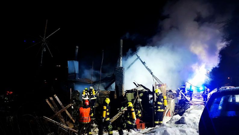 Na Jablonecku hořel dům plný tlakových lahví, jedna explodovala